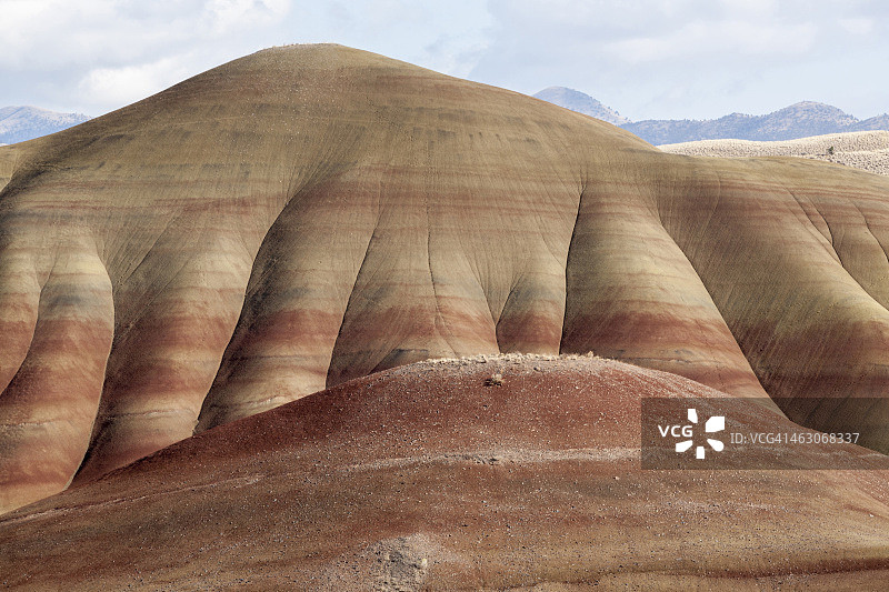泥丘地层中红色和黄色沉积层景观图片素材