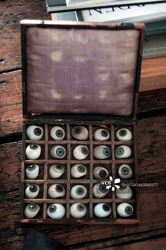 装满玻璃眼珠的木箱图片素材