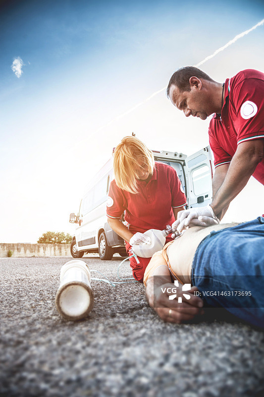 急救团队在街头提供急救图片素材