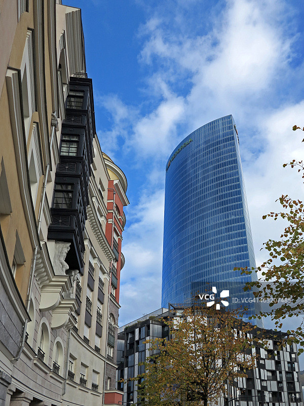 毕尔巴鄂广场的摩天大楼和别致建筑图片素材