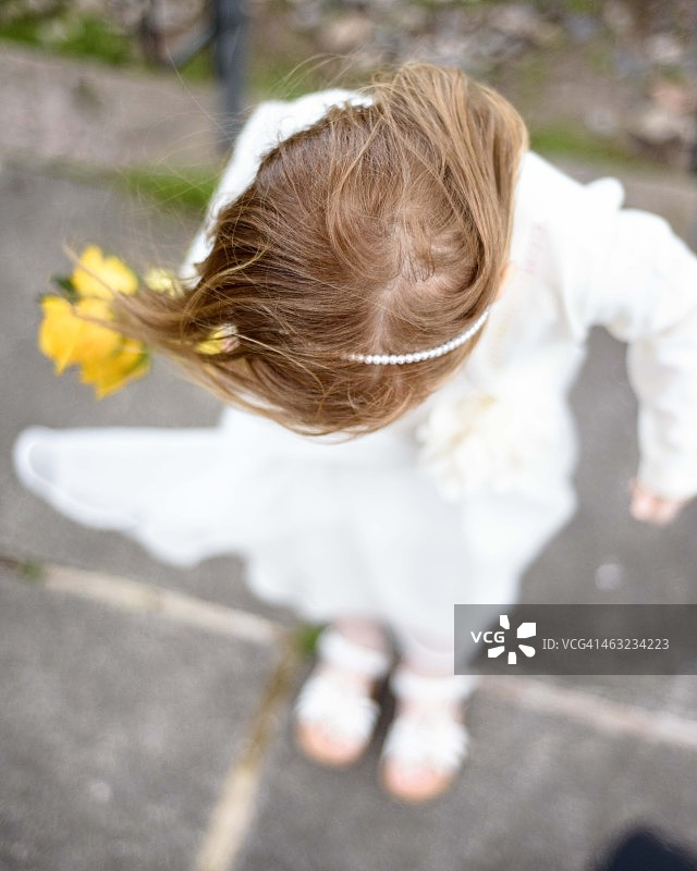 花童手捧花束图片素材