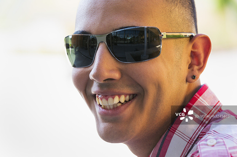 在户外微笑的西班牙裔男孩图片素材
