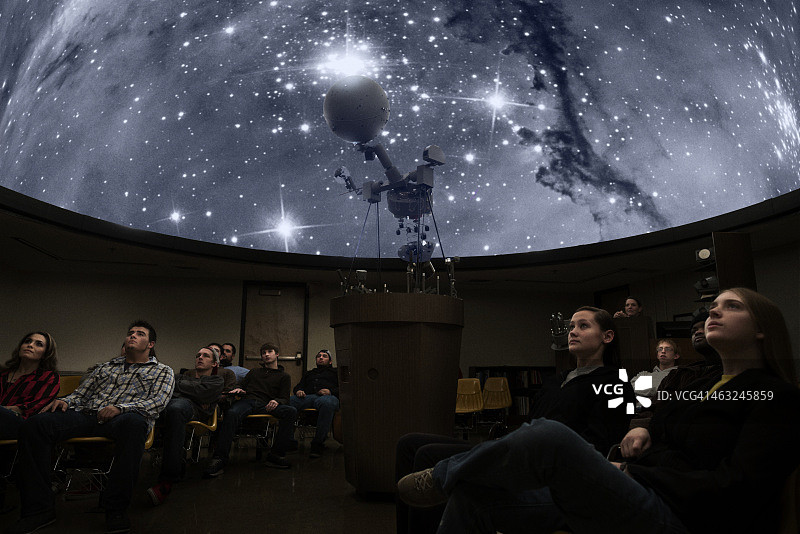 学生在天文馆观看星星图片素材