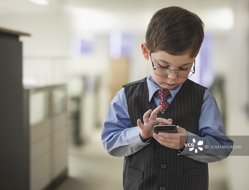 男孩在办公室穿着商务服装图片素材