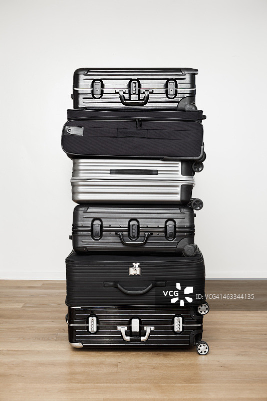 堆叠的行李箱图片素材