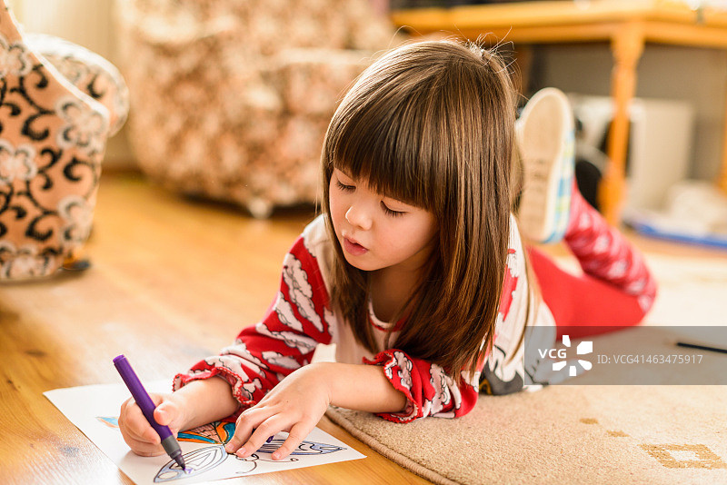 小女孩画蝴蝶图片素材
