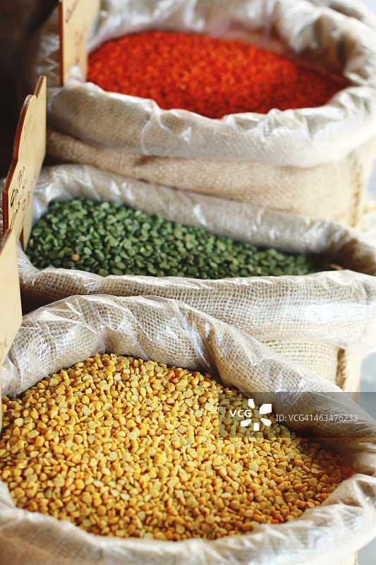 市场上出售的各种彩色小扁豆图片素材