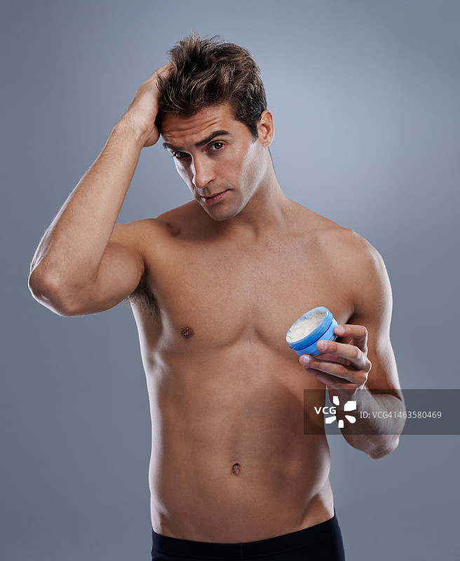 他有刚睡醒的蓬乱发型图片素材