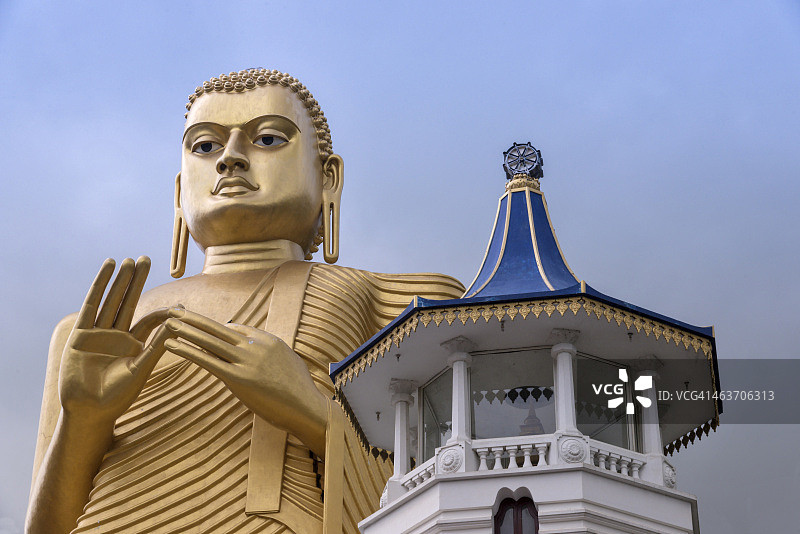 石窟寺入口处的佛像图片素材