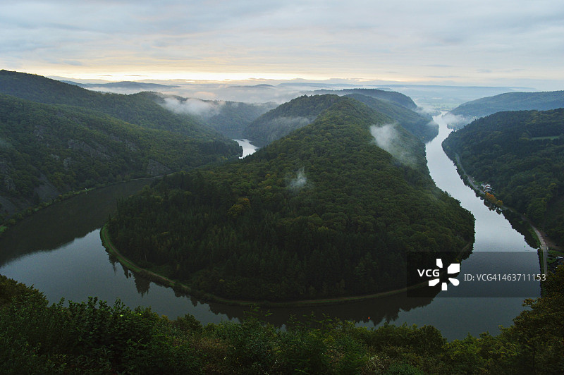 梅特拉赫的萨尔河河曲与晨雾图片素材