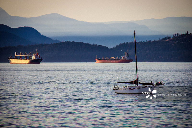 海湾中的船只图片素材