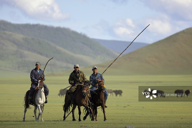 三位骑马的蒙古族牧民图片素材