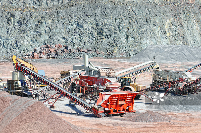采石场露天矿坑中的传送带图片素材