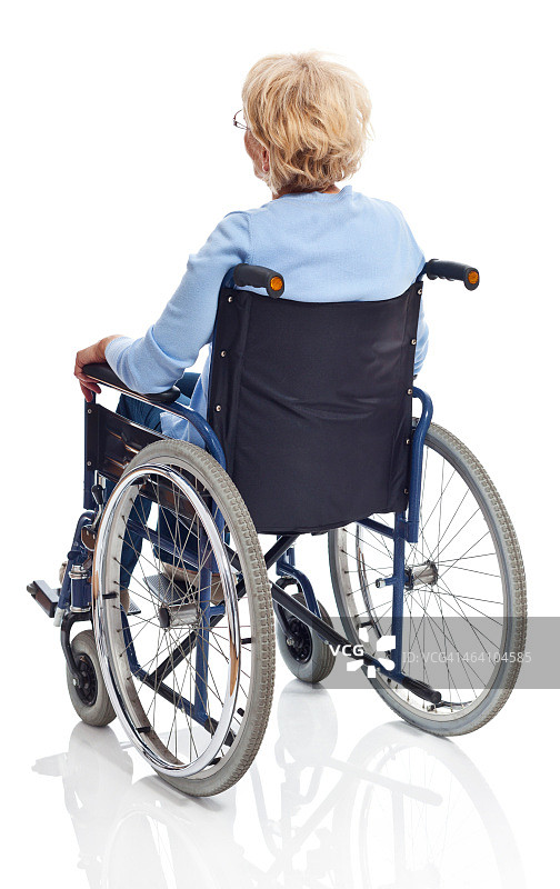 坐在轮椅上的中年妇女图片素材