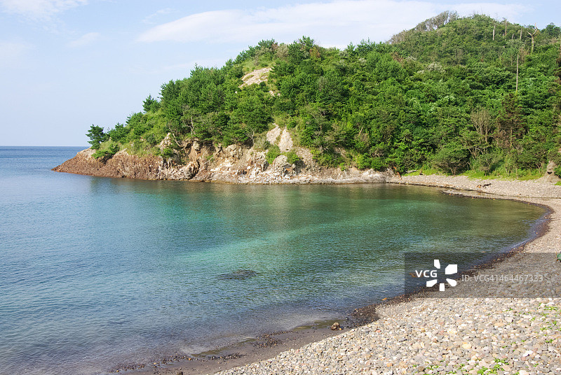 岛根县清澈平静的小海湾海滩图片素材