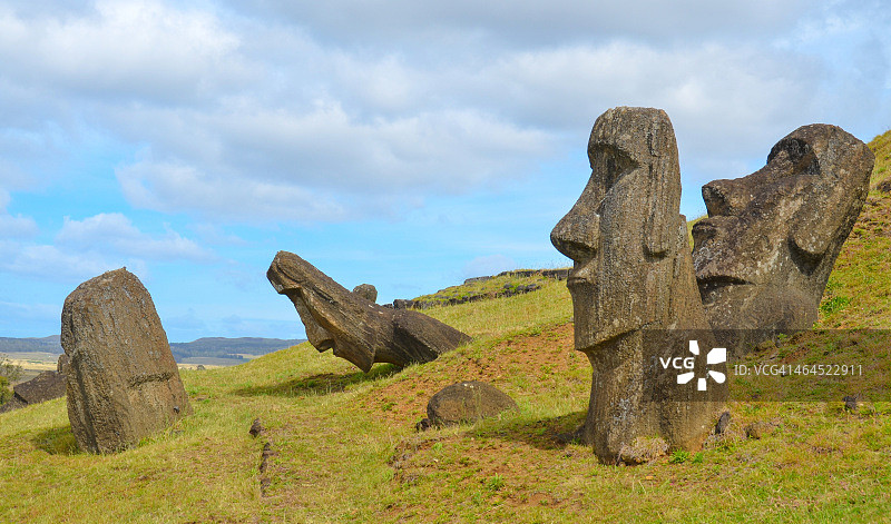 复活节岛景观：多座摩艾石像图片素材