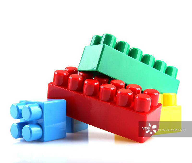 白色背景上的塑料玩具积木图片素材