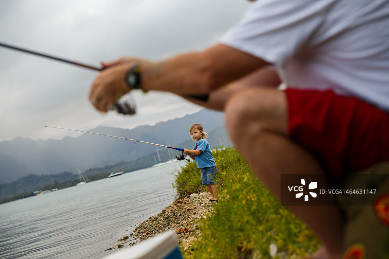小男孩在夏威夷和爷爷一起钓鱼图片素材