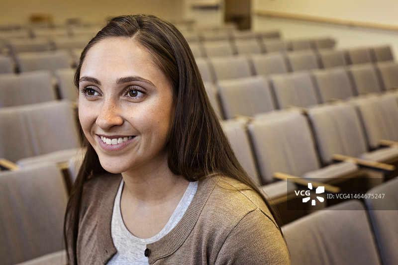 阶梯教室里微笑的女人图片素材