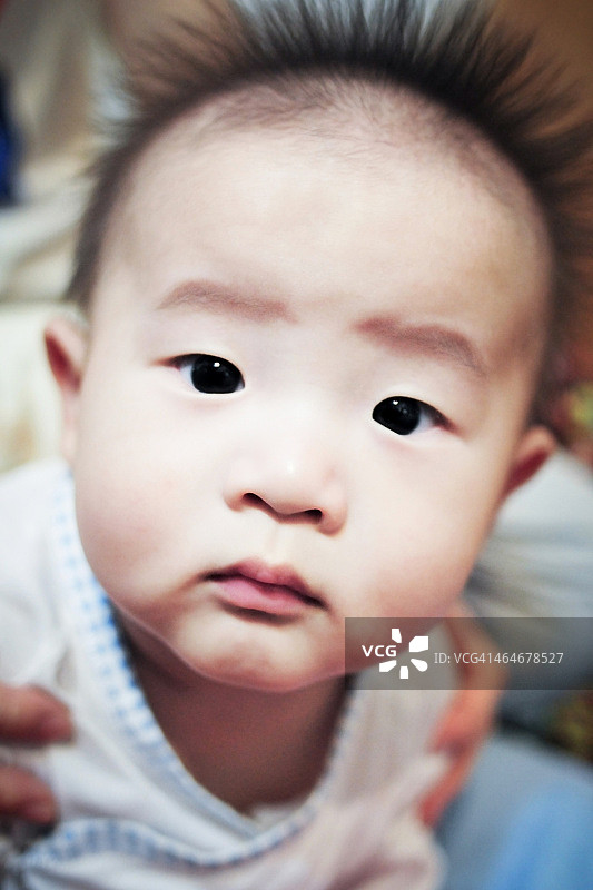 凝视的男婴图片素材