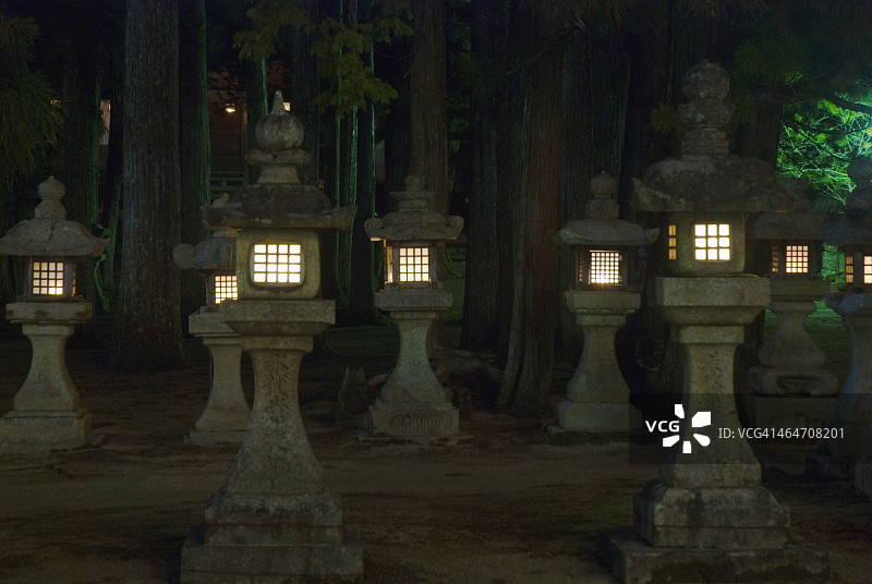 夜晚点亮的日式石灯笼图片素材