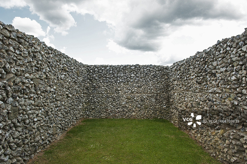 围住一片草地的三道石墙图片素材