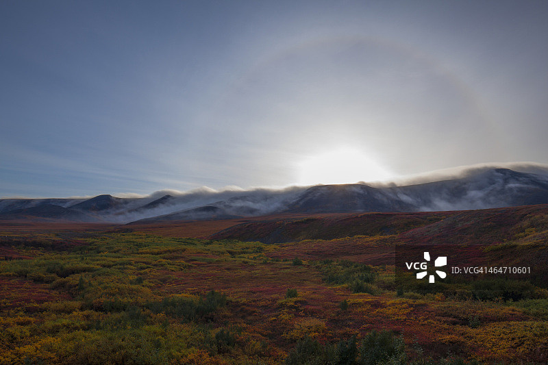 云雾缭绕的理查森山脉上空出现日晕图片素材