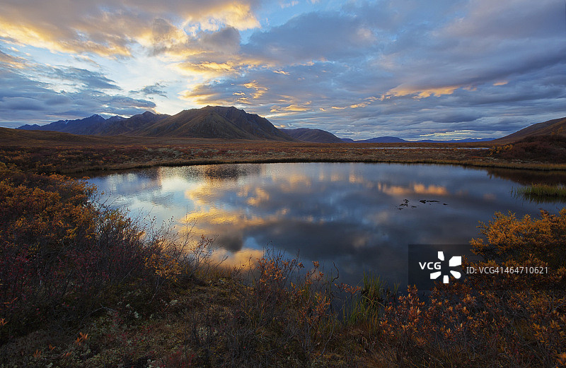 沿邓普斯特公路，日落在皮尔流域小池塘的倒影图片素材