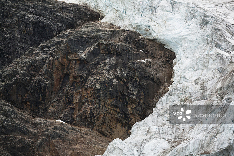 伊迪丝·卡维尔山贾斯珀国家公园岩石肩部的天使冰川图片素材