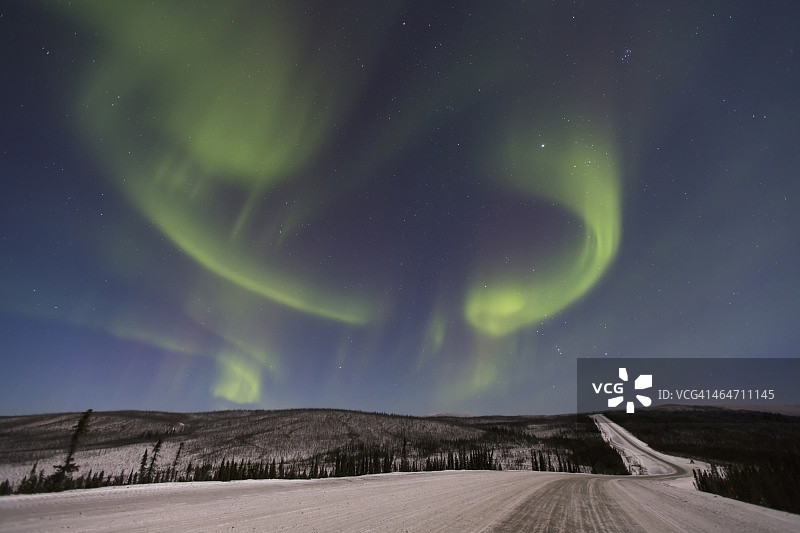 冬季费尔班克斯北部詹姆斯·道尔顿公路上的北极光图片素材