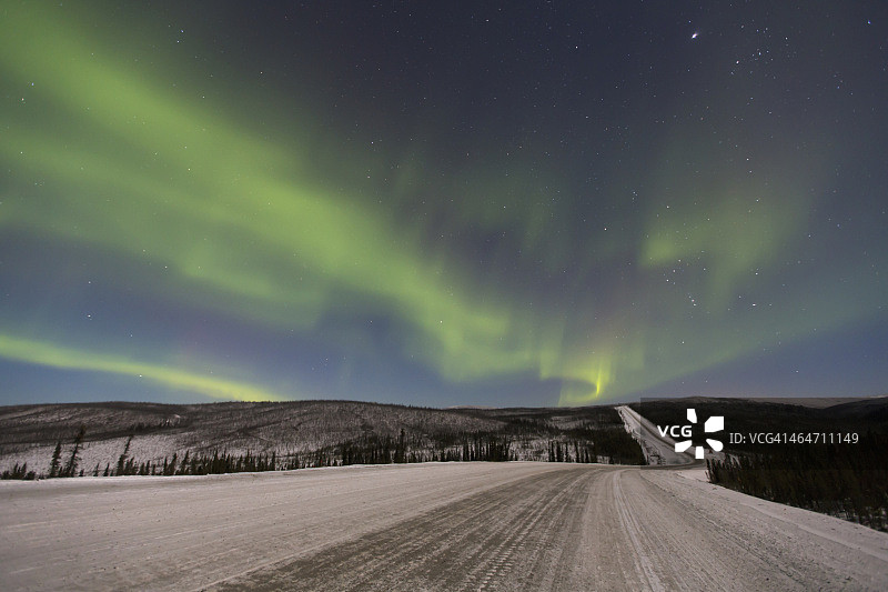 冬季费尔班克斯北部詹姆斯·道尔顿公路上的北极光图片素材