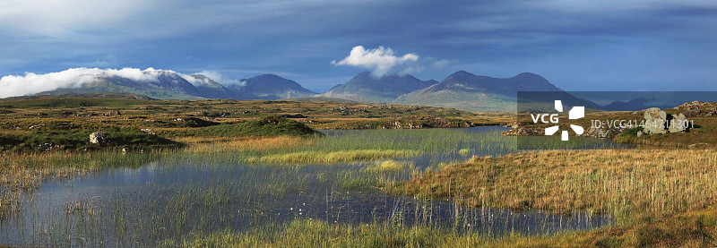 康尼马拉远处有十二个山峰的沼泽湖图片素材