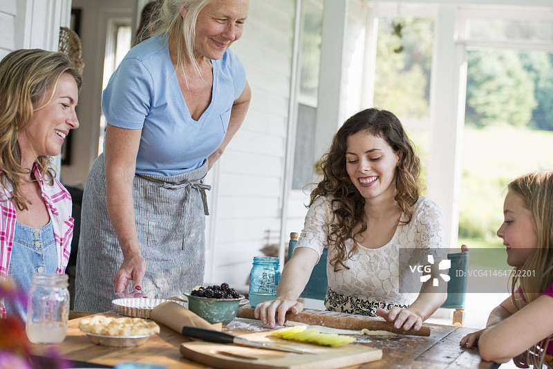 纽约州乡村的农舍：一家四代女性烘烤饼干和苹果派图片素材
