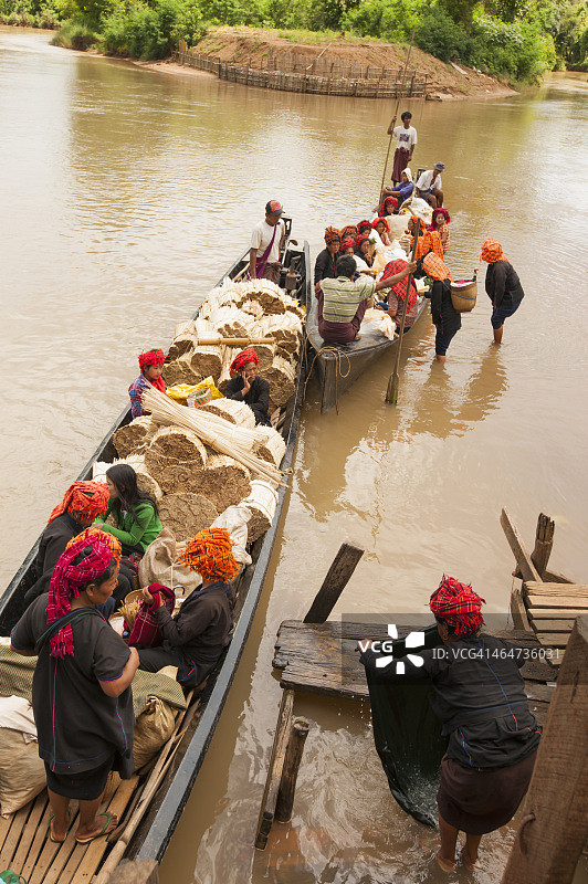 在缅甸掸邦茵莱湖赶集的人们图片素材
