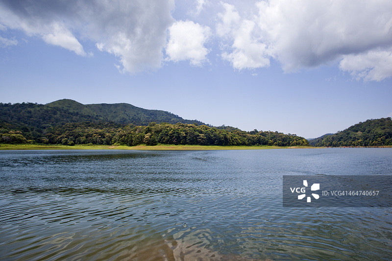 印度喀拉拉邦佩里亚尔国家公园特卡迪湖上的云彩图片素材