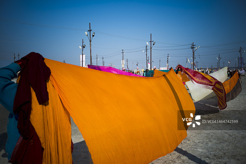 印度北方邦阿拉哈巴德大壶节上晾晒的衣服图片素材