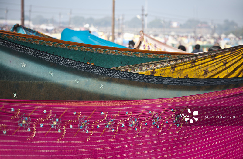 印度北方邦阿拉哈巴德大壶节上晾晒的衣服图片素材