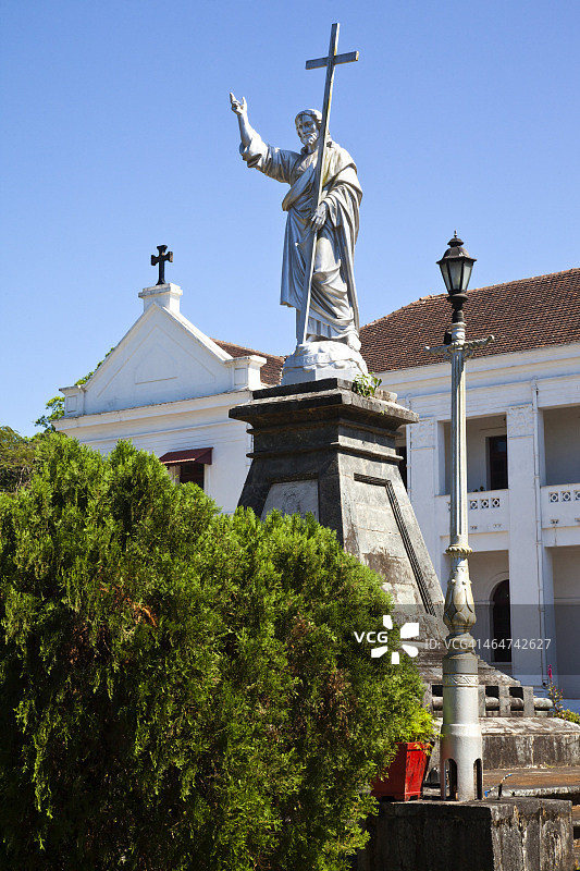印度果阿邦帕纳吉圣母无染原罪教堂前的耶稣基督雕像图片素材