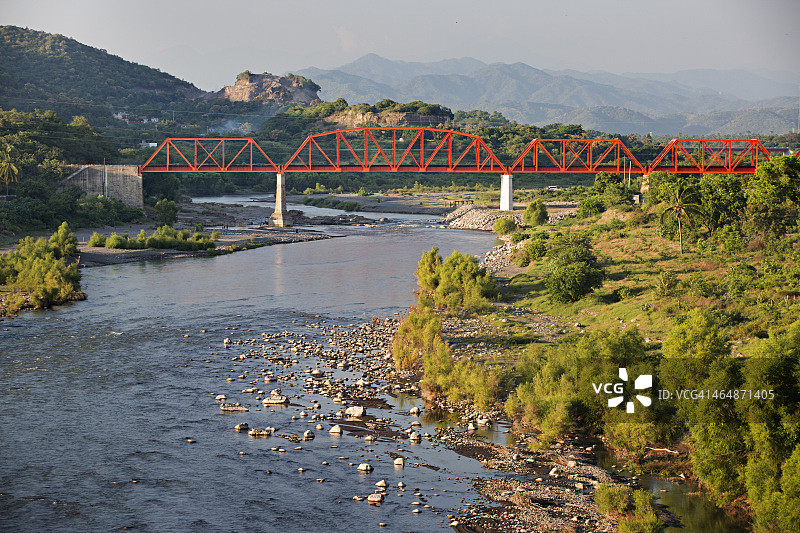 横跨河流的橙色火车桥图片素材
