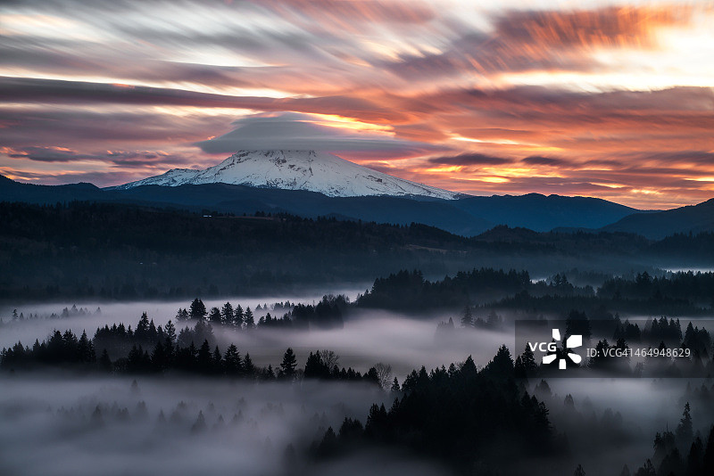 云雾缭绕图片素材