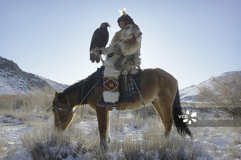 骑马的哈萨克族金雕猎人图片素材