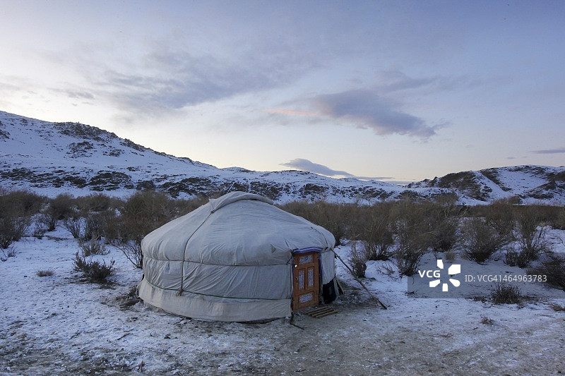冬季雪景中的蒙古包图片素材