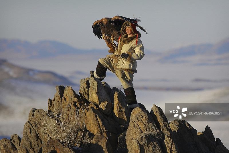 阿尔泰山脉中的哈萨克金雕猎人图片素材