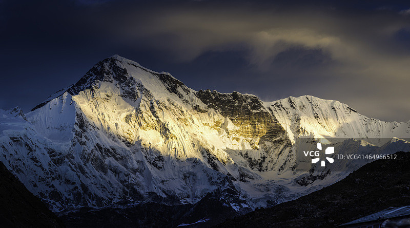 卓奥友峰喜马拉雅山脉的雪山峰顶全景的壮丽光线图片素材