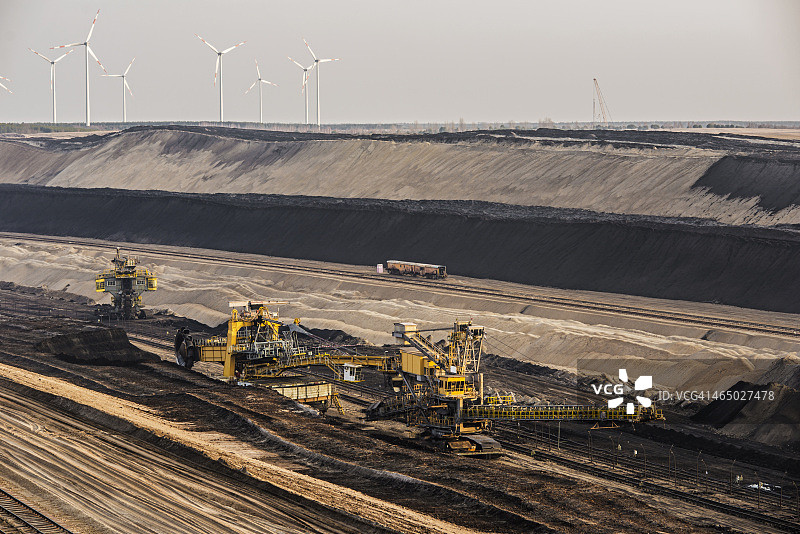 斗轮挖掘机 - 褐煤开采图片素材