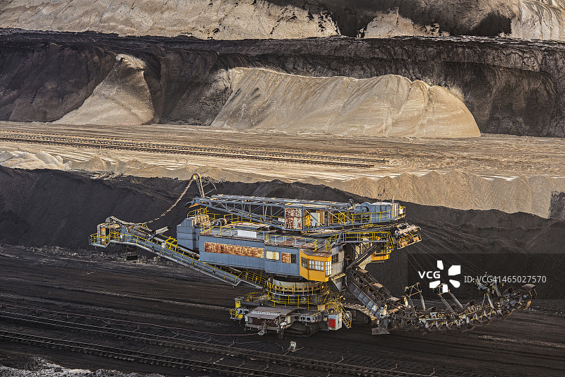 褐煤矿的斗链挖掘机图片素材