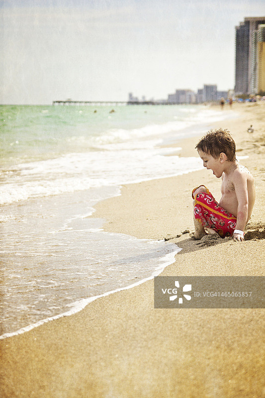 男孩与大海图片素材