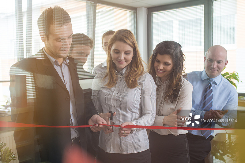 办公室里的队友为新的开始剪彩图片素材