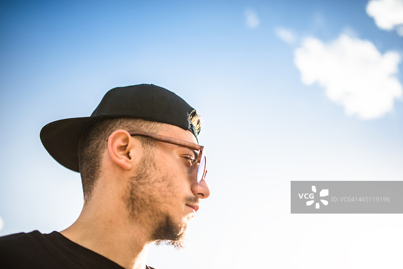 看向远方的时尚年轻人图片素材