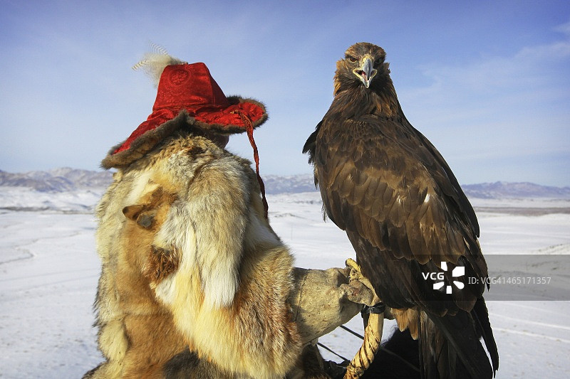 哈萨克族驯鹰人和鹰图片素材